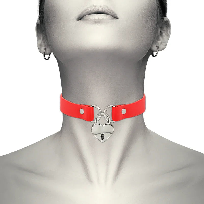 COQUETTE CHIC DESIRE - COLLAR CUERO VEGANO ROJO ACCESORIO CORAZÓN CON LLAVE - Nuvica