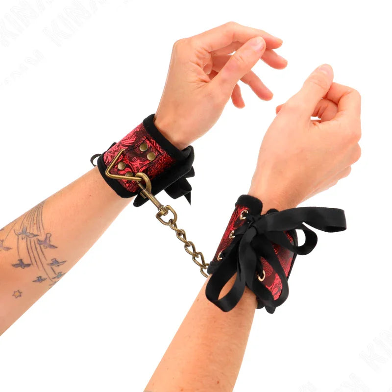 KINK - MUÑEQUERAS DISEÑO ESCÁNDALO ROJO-NEGRO DETALLE LAZO 24.5 CM X 6.5 CM - Nuvica