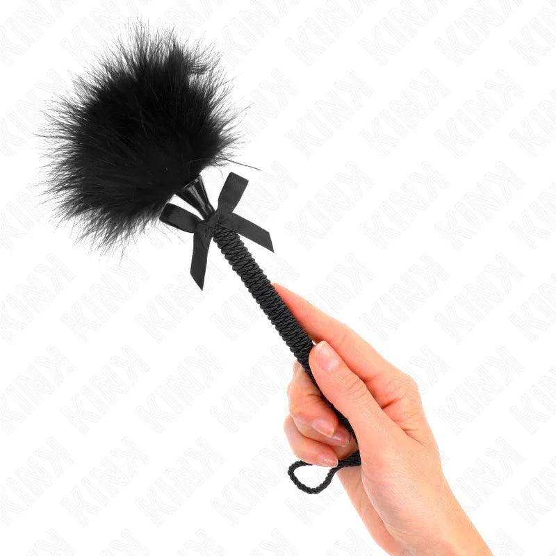 KINK - MASAJEADOR DE CUERDA DE NAILON CON PLUMAS PARA COSQUILLAS Y LAZO NEGRO 25 CM - Nuvica