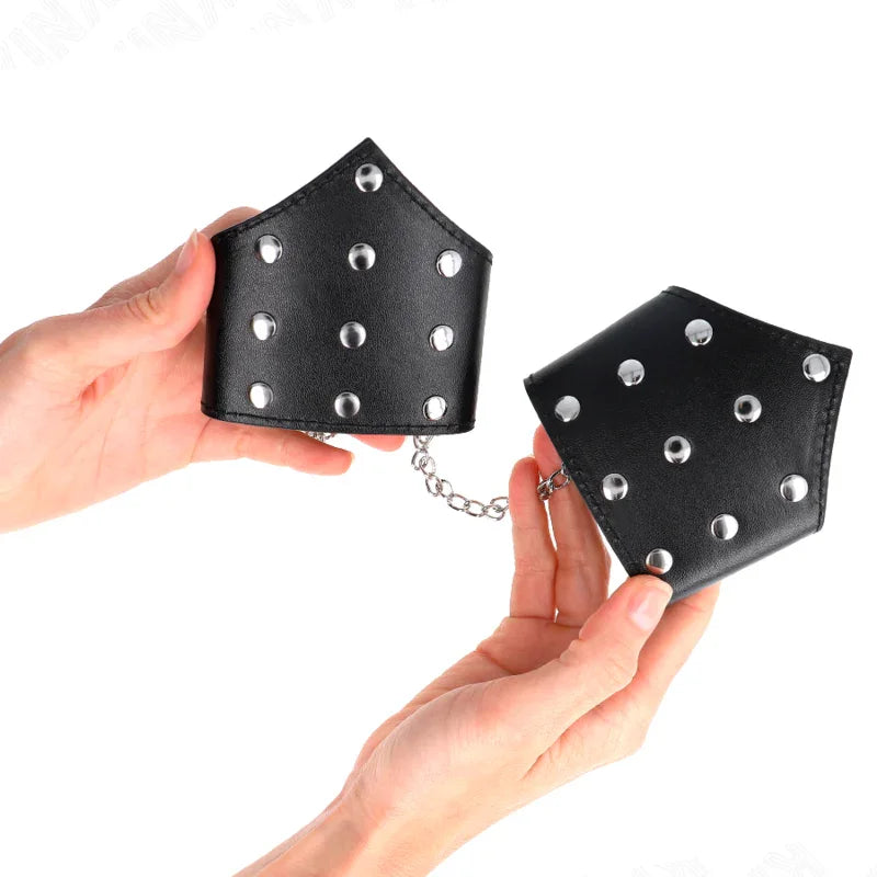 KINK - MUÑEQUERAS ESTILO PUNTIAGUDO NEGRO CON CADENA AJUSTABLE 17-23 CM X 8.5 CM - Nuvica