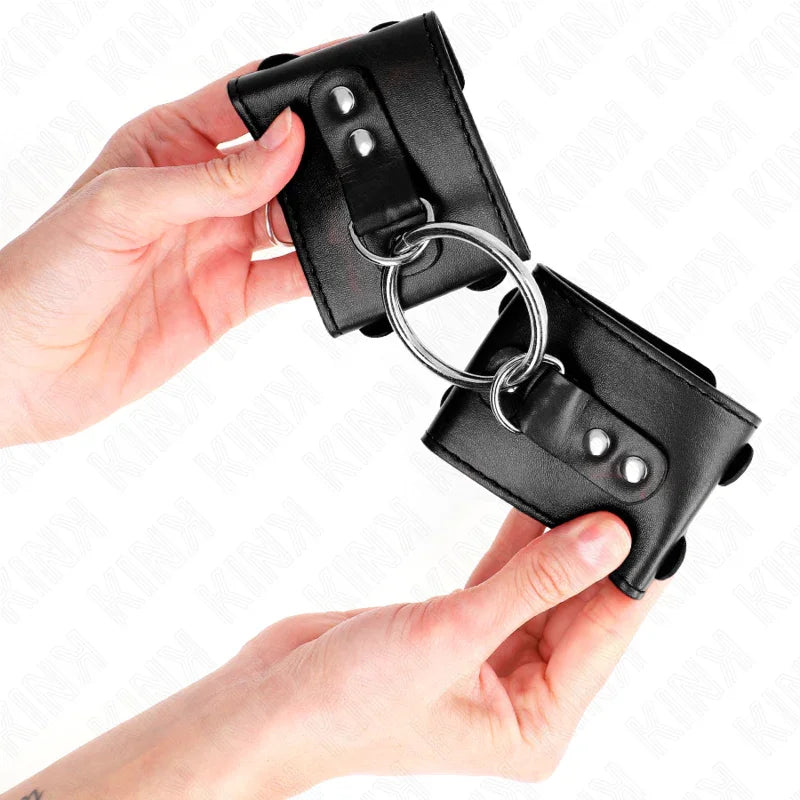 KINK - MUÑEQUERAS FIJAS CON ANILLA Y TACHUELAS NEGRO AJUSTABLE 17-22 CM X 6.5 CM - Nuvica