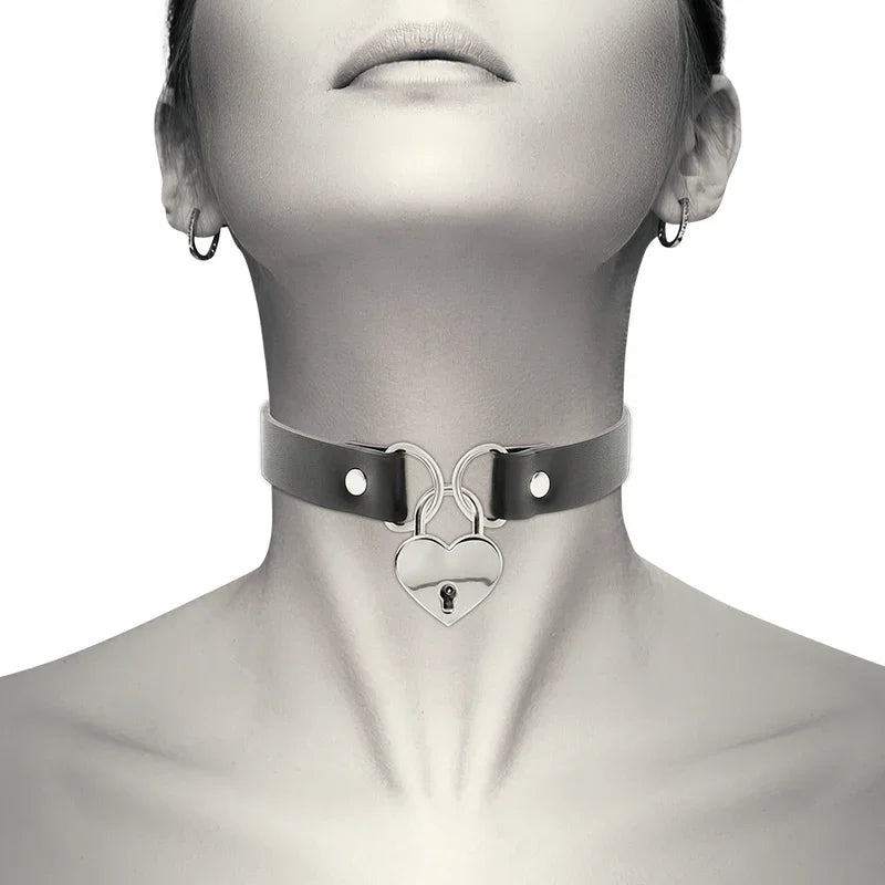 COQUETTE CHIC DESIRE - COLLAR CUERO VEGANO ACCESORIO CORAZÓN CON LLAVE - Nuvica