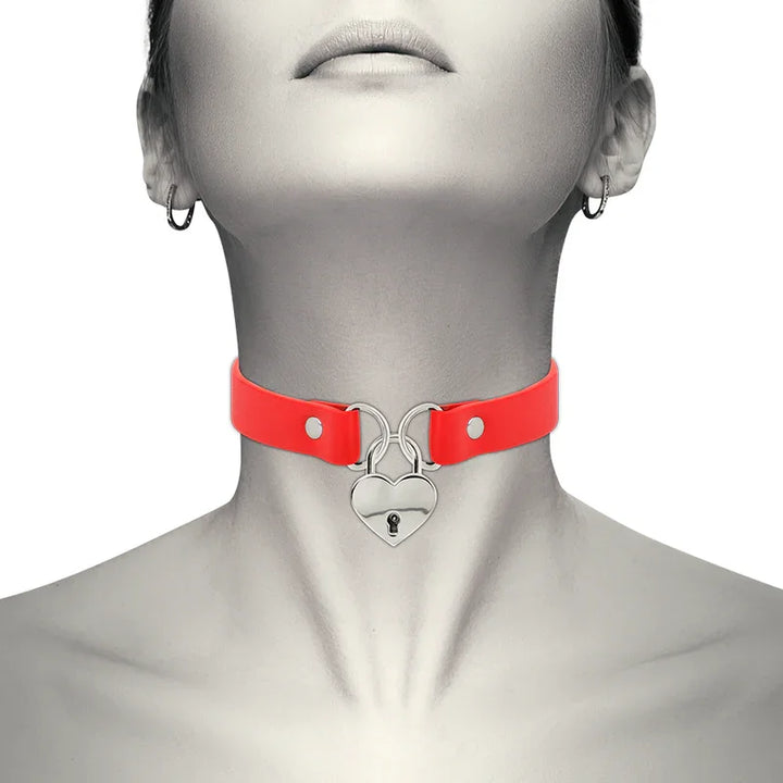 COQUETTE CHIC DESIRE - COLLAR CUERO VEGANO ROJO ACCESORIO CORAZÓN CON LLAVE - Nuvica