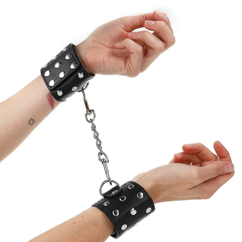 KINK - MUÑEQUERAS CON CIERRE A PRESIÓN LLENO DE TACHUELAS AJUSTABLE NEGRO 19-24 CM X 5.5 CM - Nuvica