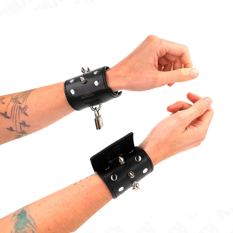 KINK - MUÑEQUERAS ESTILO PUNK CON PINCHOS 25 X 6 CM - Nuvica