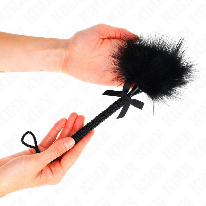 KINK - MASAJEADOR DE CUERDA DE NAILON CON PLUMAS PARA COSQUILLAS Y LAZO NEGRO 25 CM - Nuvica