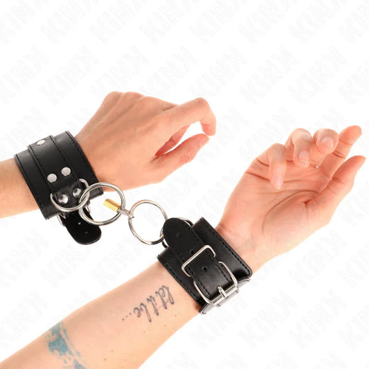 KINK - MUÑEQUERAS CON BLOQUEO DE CANDADO EN ANILLAS NEGRO AJUSTABLE 20-28 CM X 5.5 CM - Nuvica
