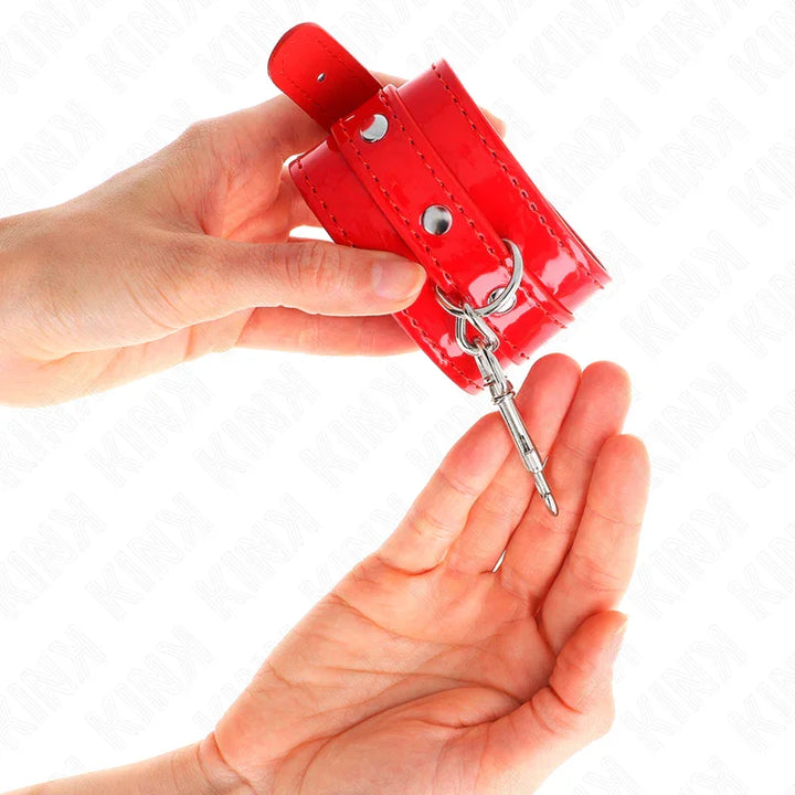 KINK - MUÑEQUERAS CON TACHUELAS ROJO AJUSTABLE 23-33 CM - Nuvica