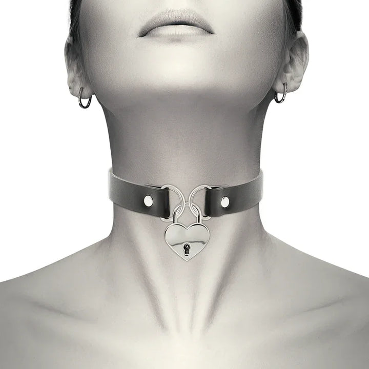 COQUETTE CHIC DESIRE - COLLAR CUERO VEGANO ACCESORIO CORAZÓN CON LLAVE - Nuvica